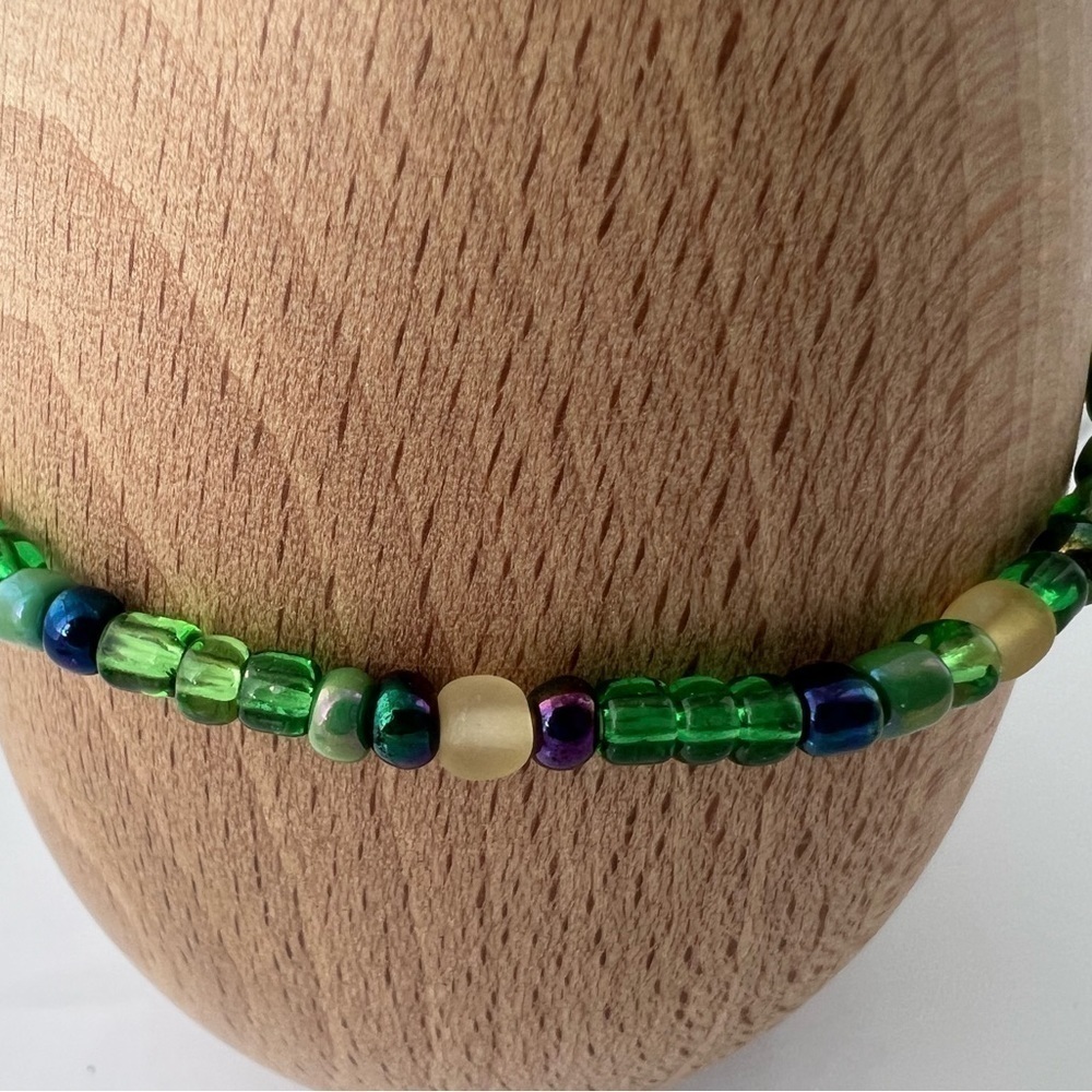 STRETCH Beaded Anklet in Green - Picture 2 of 12